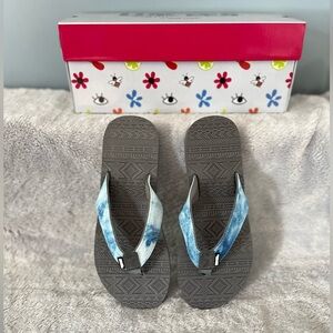 NIB LUKEES MUK LUKS Women’s Sz 7 EMMA FLIP FLOPS Denim Blue TIE DYE Sandals